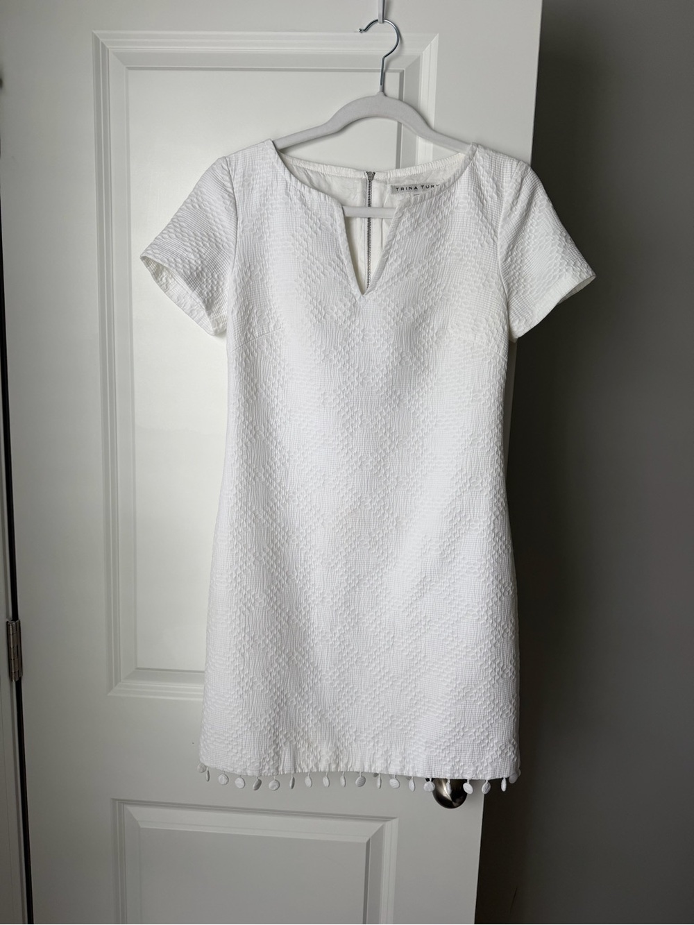 Trina Turk White Jacquard Shift Dress Size 2 V-Neck Short Sleeve Lined Zip